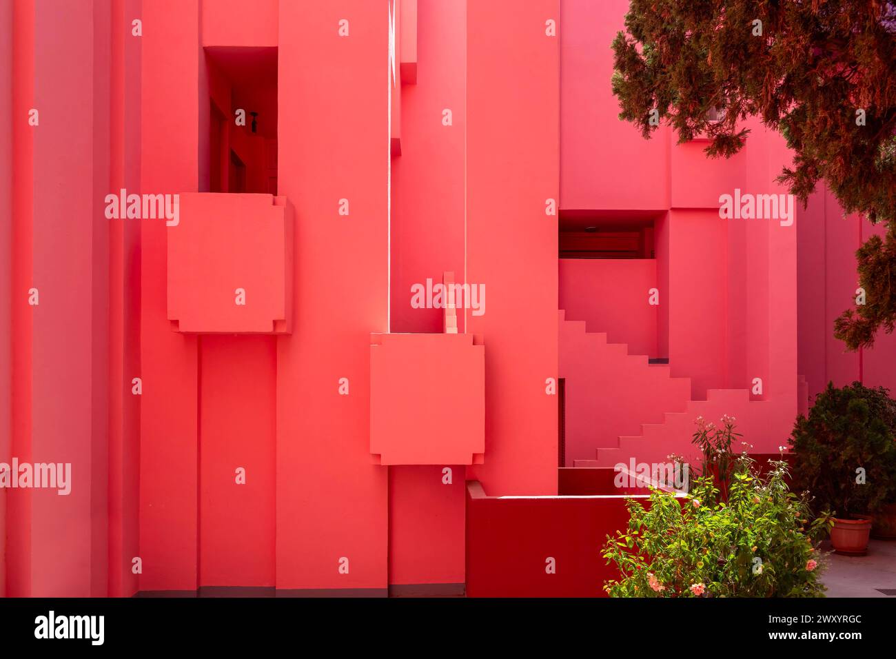 Spanien, Calpe (oder Calp): La Muralla Roja (Rote Mauer), Apartmentkomplex an der Costa Blanca, entworfen vom Architekten Ricardo Boffil. Architektonisch d Stockfoto