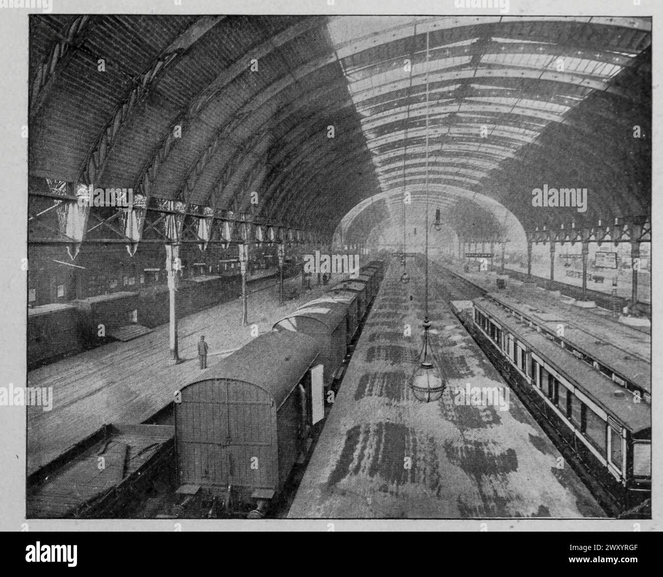 DAS INNERE DES BAHNHOFS PADDINGTON, GREAT WESTERN RAILWAY, LONDON. Aus dem Artikel GROSSE BAHNHÖFE ENGLANDS. Von Thomas Cargill. Vom Engineering Magazine gewidmet dem industriellen Fortschritt Band XVI Oktober 1898 bis März 1899 The Engineering Magazine Co Stockfoto
