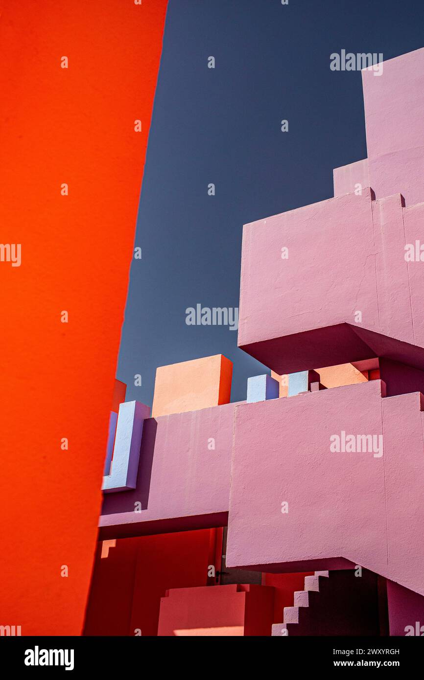 Spanien, Calpe (oder Calp): La Muralla Roja (Rote Mauer), Apartmentkomplex an der Costa Blanca, entworfen vom Architekten Ricardo Boffil. Architektonisch d Stockfoto