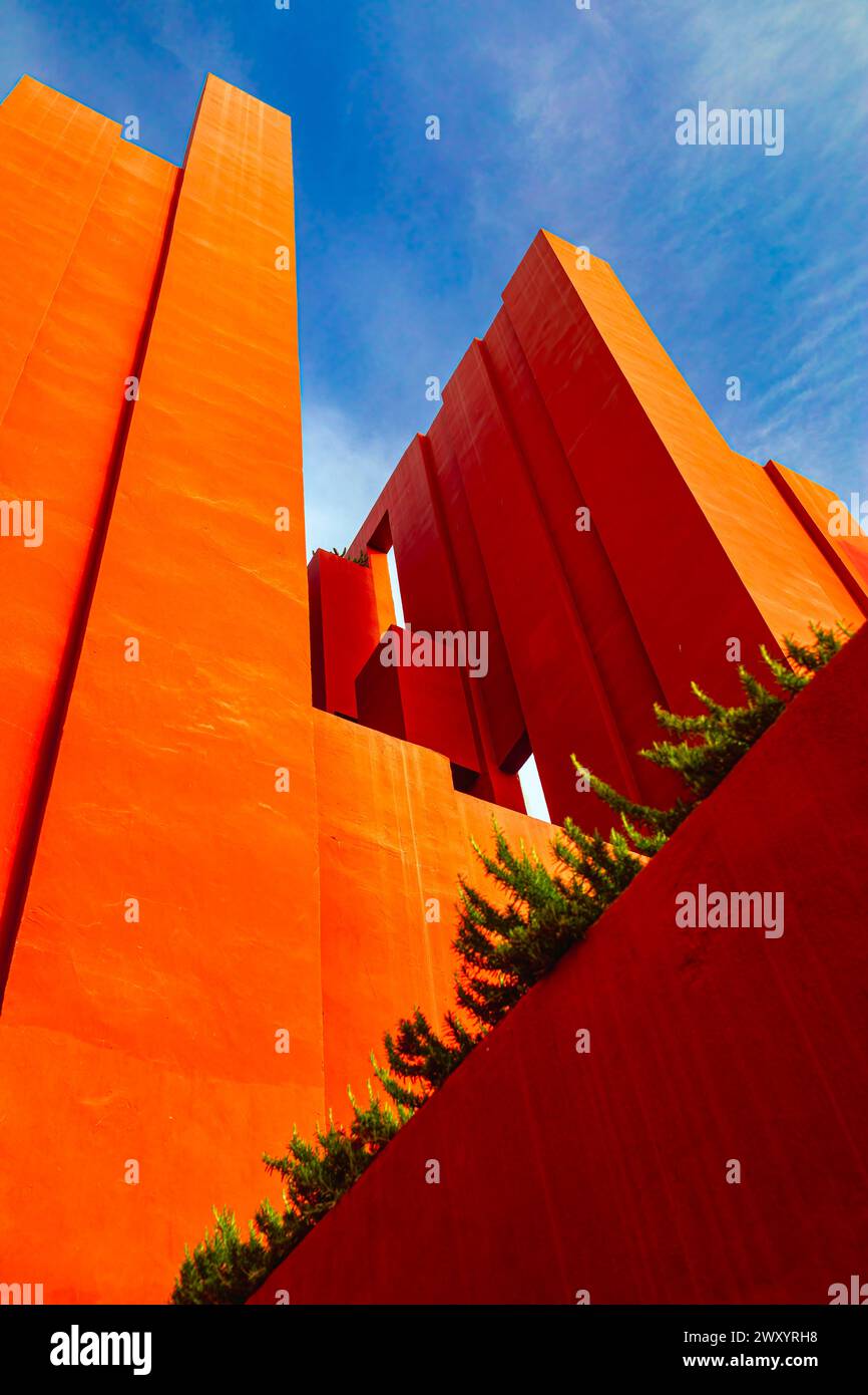 Spanien, Calpe (oder Calp): La Muralla Roja (Rote Mauer), Apartmentkomplex an der Costa Blanca, entworfen vom Architekten Ricardo Boffil. Architektonisch d Stockfoto