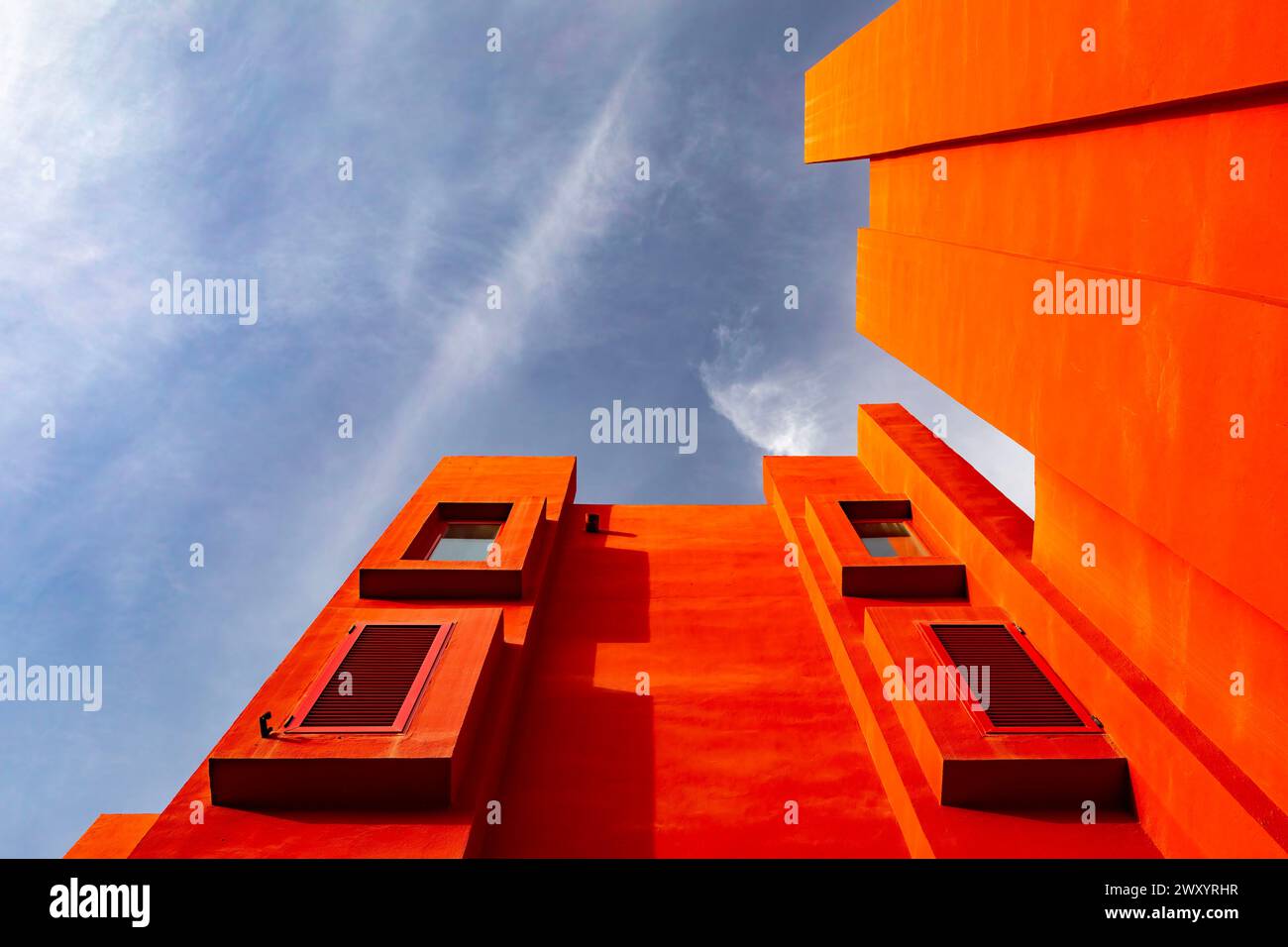 Spanien, Calpe (oder Calp): La Muralla Roja (Rote Mauer), Apartmentkomplex an der Costa Blanca, entworfen vom Architekten Ricardo Boffil. Architektonisch d Stockfoto