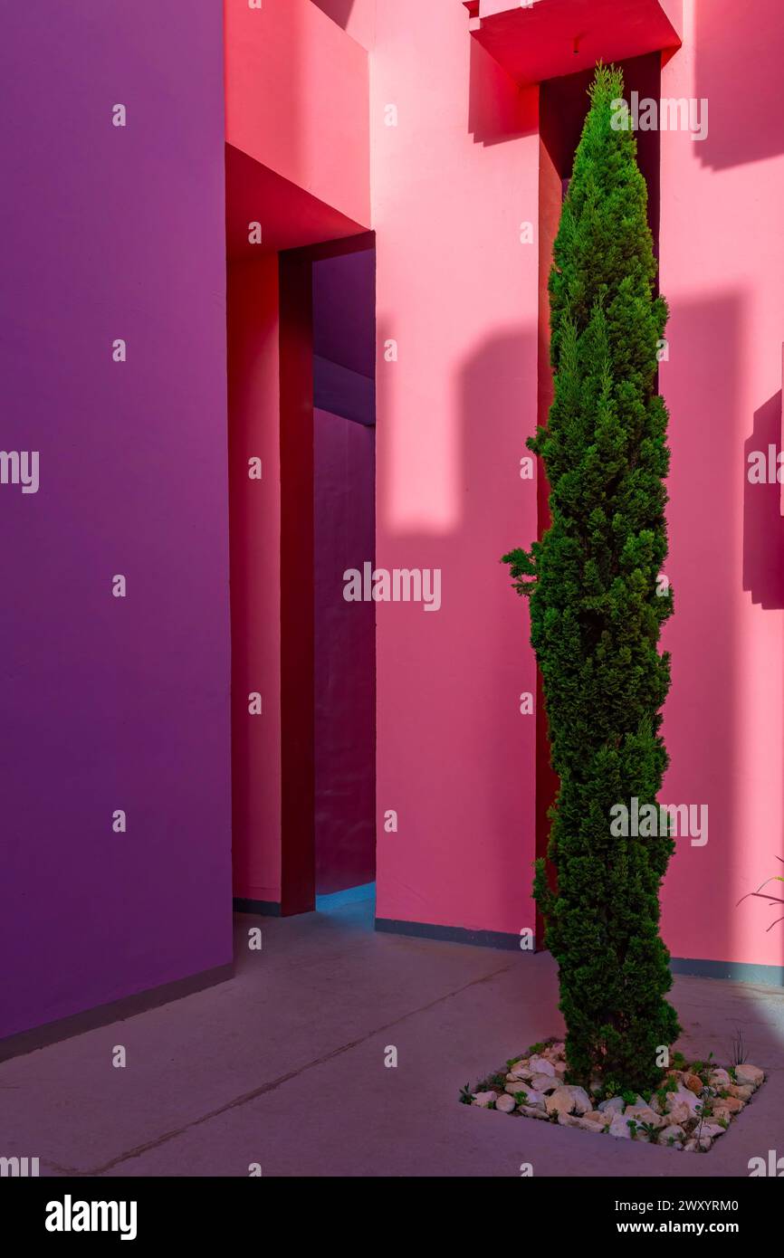 Spanien, Calpe (oder Calp): La Muralla Roja (Rote Mauer), Apartmentkomplex an der Costa Blanca, entworfen vom Architekten Ricardo Boffil. Architektonisch d Stockfoto