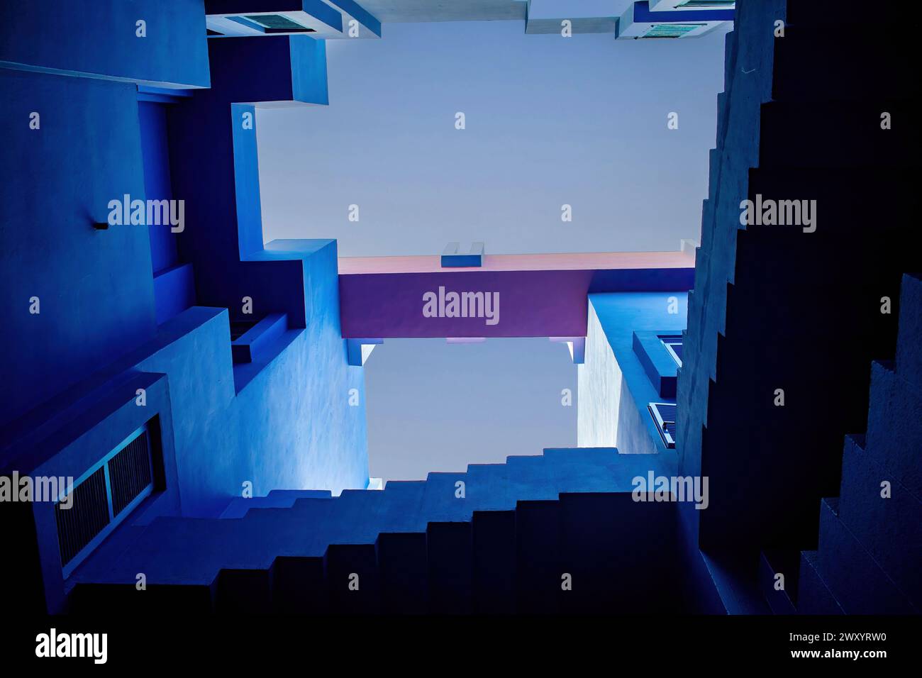 Spanien, Calpe (oder Calp): La Muralla Roja (Rote Mauer), Apartmentkomplex an der Costa Blanca, entworfen vom Architekten Ricardo Boffil. Architektonisch d Stockfoto