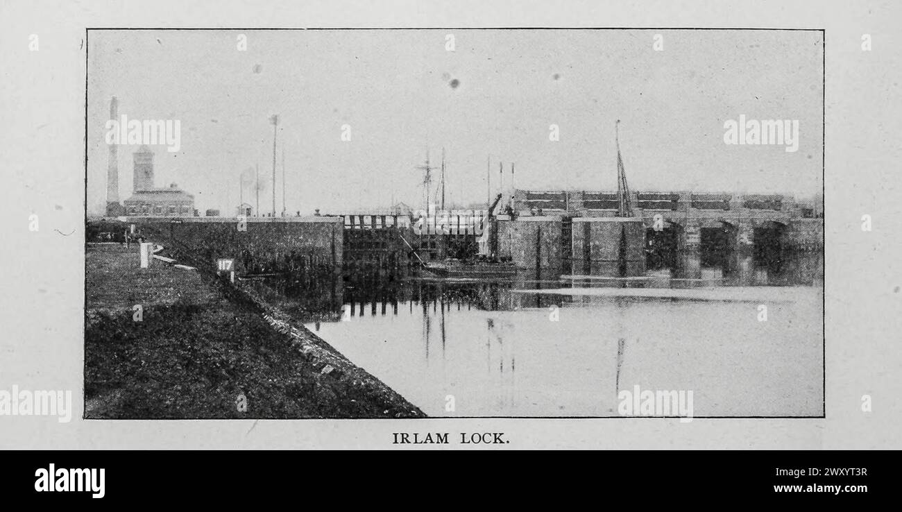 Irlam Lock der Manchester Ship Canal ist eine 36 mi-lange (58 km) Binnenwasserstraße im Nordwesten Englands, die Manchester mit der Irischen See verbindet. Mehrere Schleusensets heben Schiffe etwa 60 ft (18 m) bis zum Endbahnhof des Kanals in Manchester auf. Zu den Wahrzeichen der Route gehören das Barton Swing Aqueduct, das weltweit einzige Swing Aquädukt, und der Trafford Park, das weltweit erste geplante Industriegebiet und immer noch das größte in Europa. Der Bau begann 1887; er dauerte sechs Jahre und kostete 15 Millionen Pfund Stockfoto