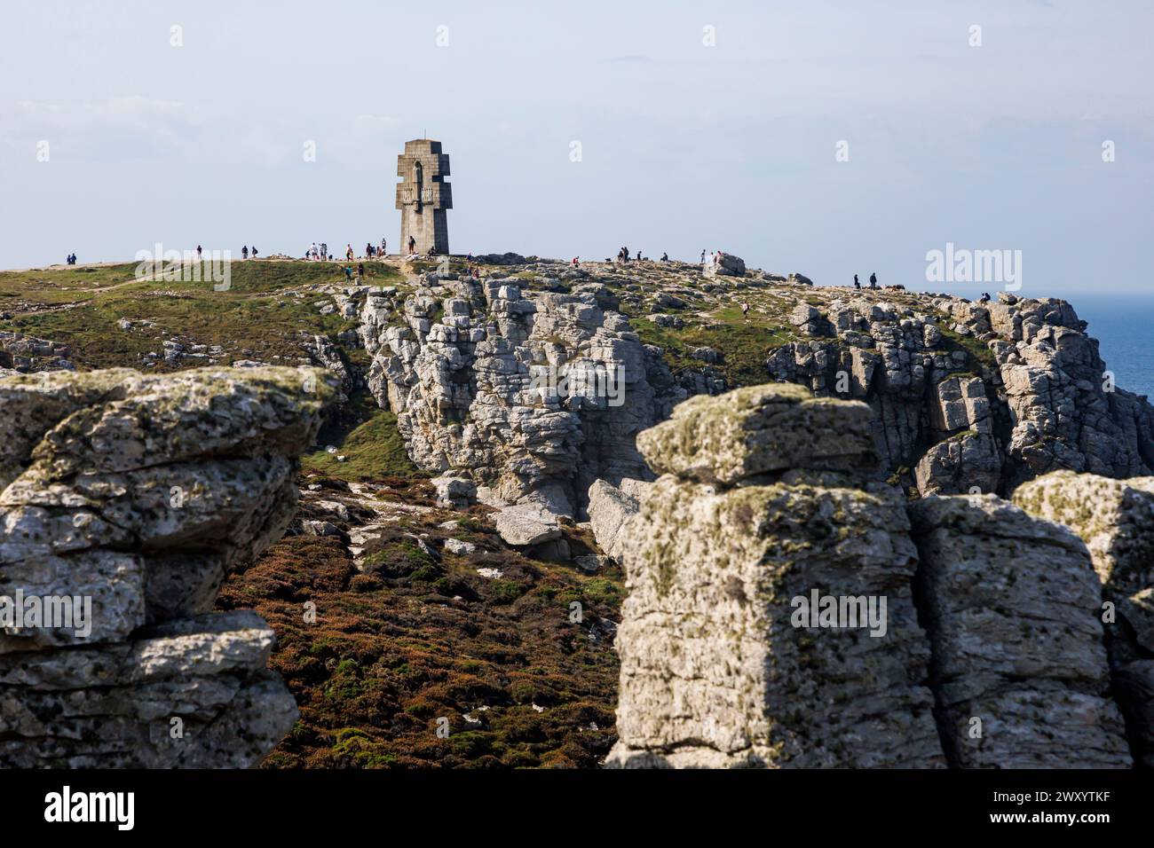 Camaret-sur-Mer (Bretagne, Nordwestfrankreich): Kreuz Lothringen auf der Landzunge pointe de Pen Hir, Denkmal für die Bretonen des Freien Frankreichs Stockfoto