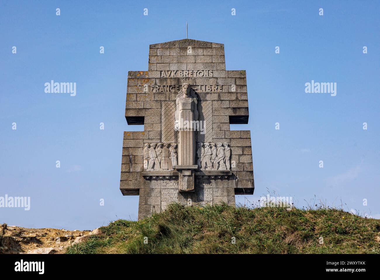 Camaret-sur-Mer (Bretagne, Nordwestfrankreich): Kreuz Lothringen auf der Landzunge pointe de Pen Hir, Denkmal für die Bretonen des Freien Frankreichs Stockfoto