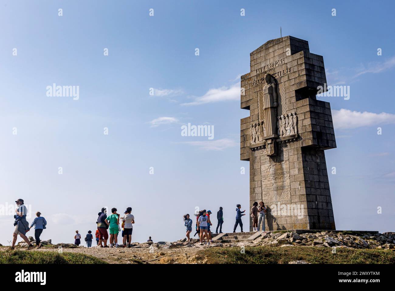Camaret-sur-Mer (Bretagne, Nordwestfrankreich): Kreuz Lothringen auf der Landzunge pointe de Pen Hir, Denkmal für die Bretonen des Freien Frankreichs Stockfoto