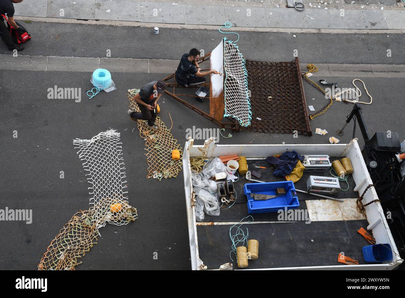 Dredgen werden im Hafen repariert, der Meeresboden wird mit Dredgen gepflügt und Muscheln geerntet, Frankreich, Bretagne Stockfoto