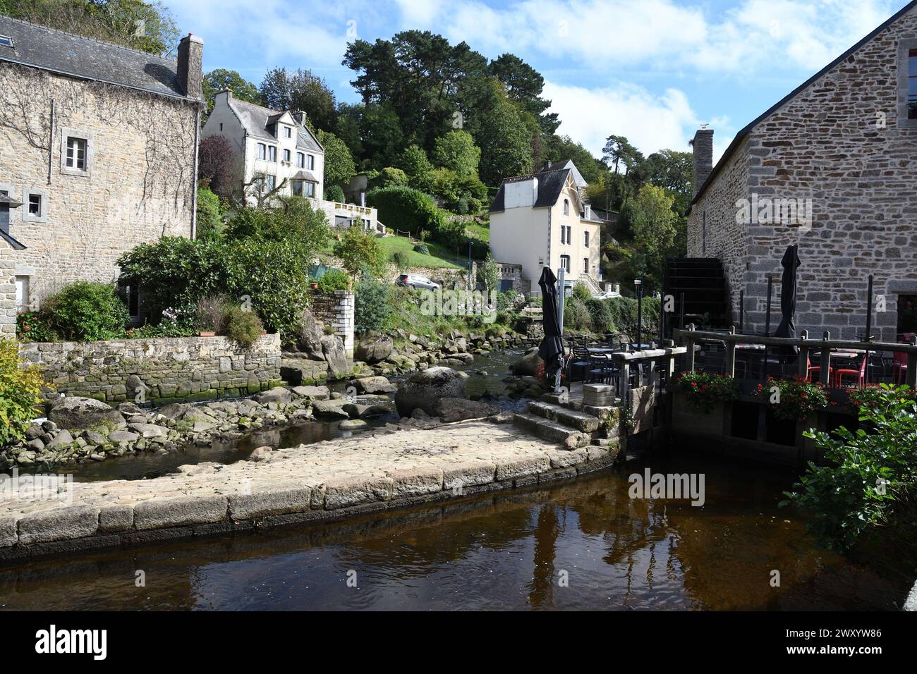 fluss Aven fließt durch die malerische Wassermühlenstadt Pont-Aven, Frankreich, Bretagne, Pont-Aven Stockfoto