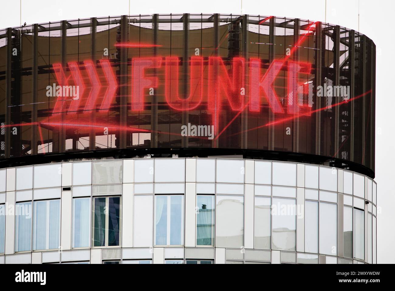 Funke-Schriftzug auf dem Funke-Turm mit der größten Newswall in Deutschland, Deutschland, Nordrhein-Westfalen, Ruhrgebiet, Essen Stockfoto
