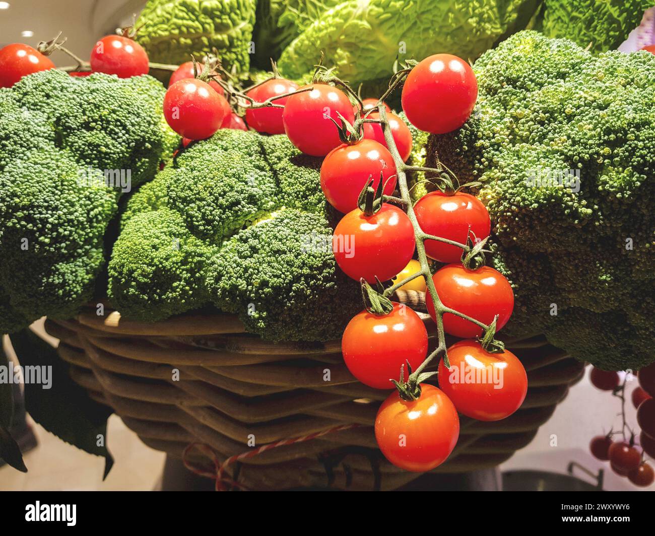 Gemüsekorb mit Brokkoli und Tomaten Stockfoto