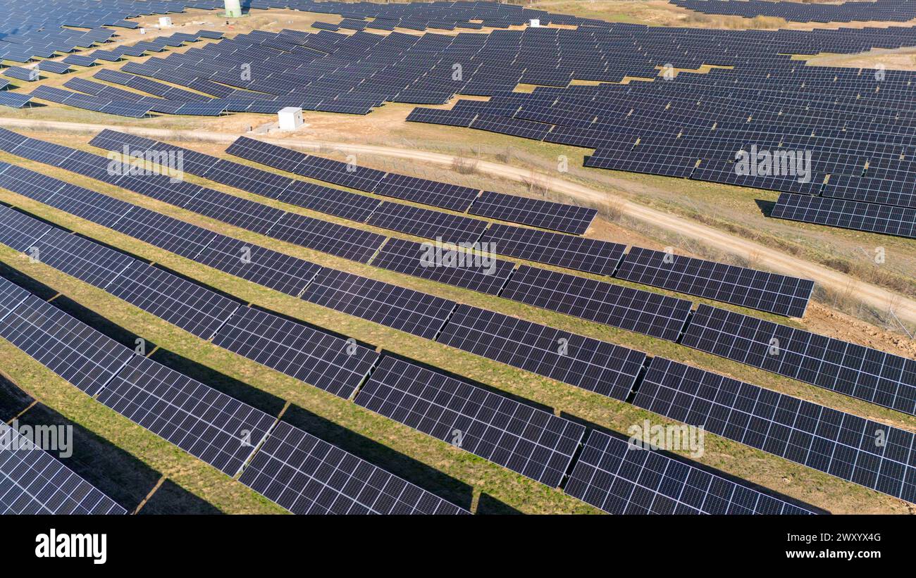 Windturbinen und Elektronen-Solarpark in Taurage, Litauen Stockfoto