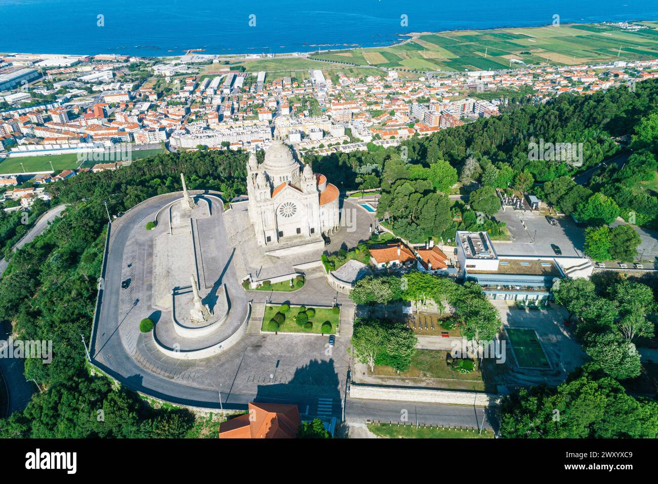 basilika Santa Luzia in Viana do Castelo, berühmter katholischer Tempel in Portugal. Drohnenansicht aus der Luft Stockfoto