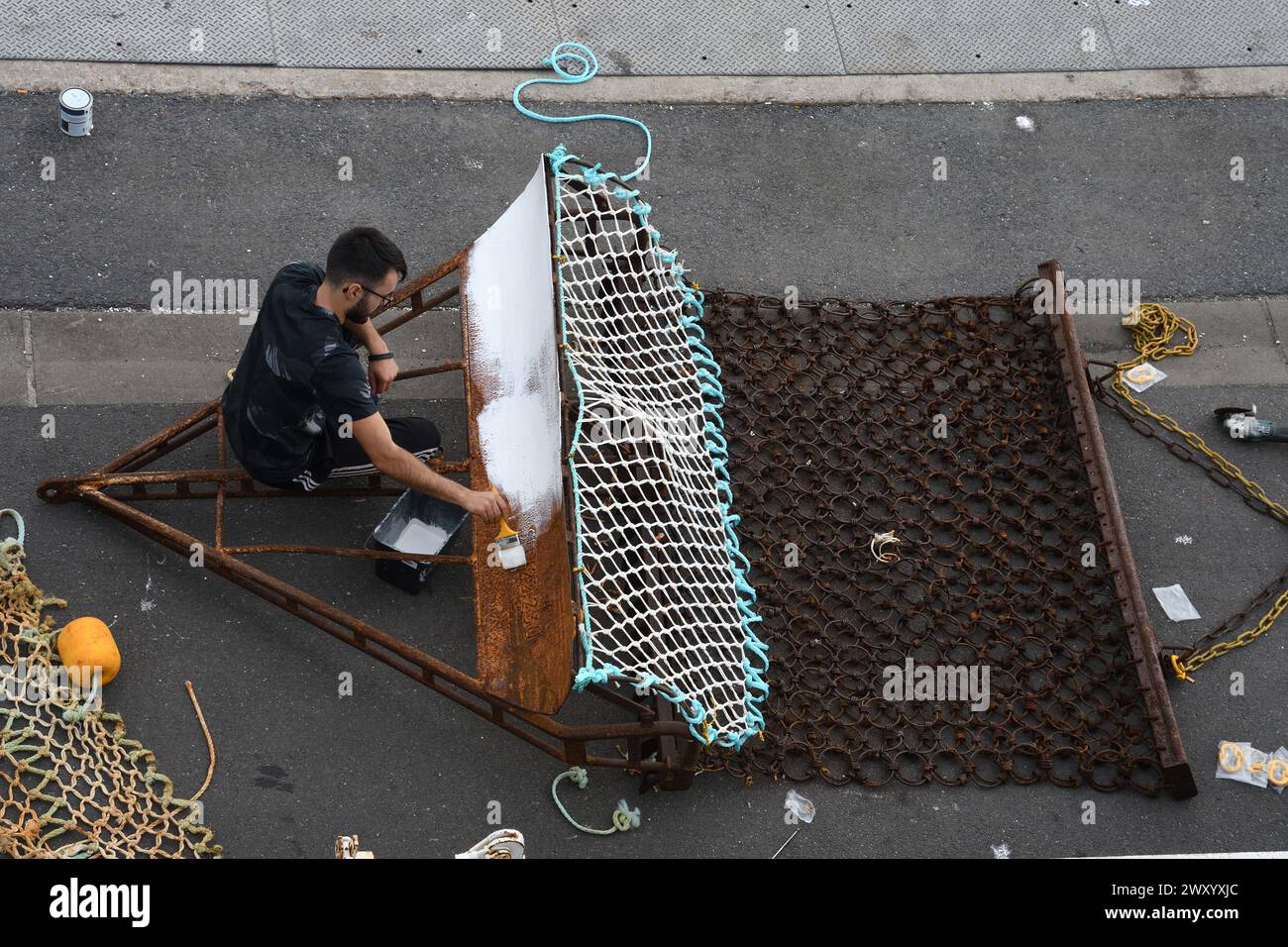 Dredgen werden im Hafen repariert, der Meeresboden wird mit Dredgen gepflügt und Muscheln geerntet, Frankreich, Bretagne Stockfoto