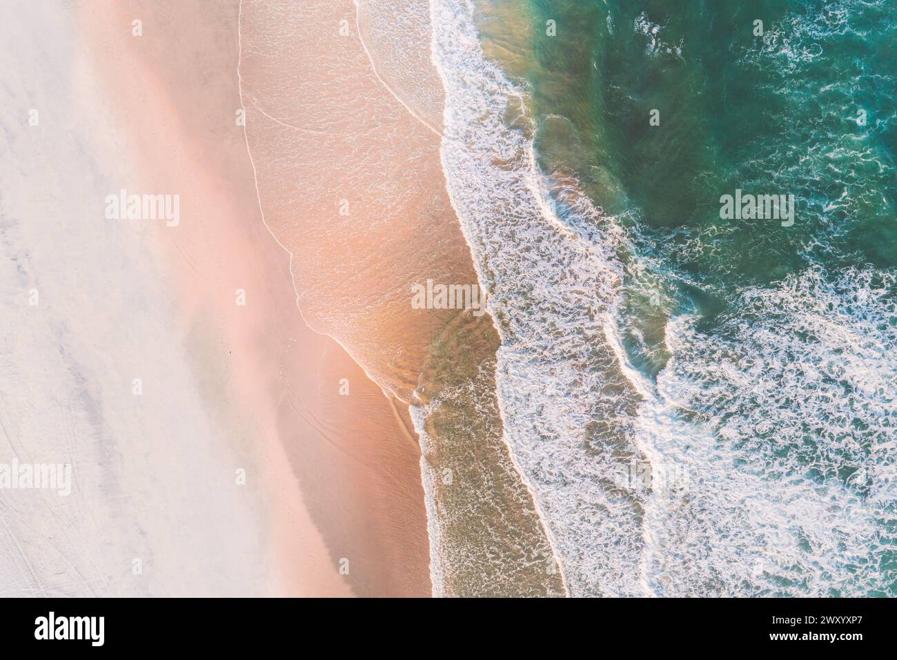 Draufsicht Luftbild von der Drohne eines wunderschönen Strandes mit türkisfarbenem Wasser und Kopierraum für Text. Stockfoto