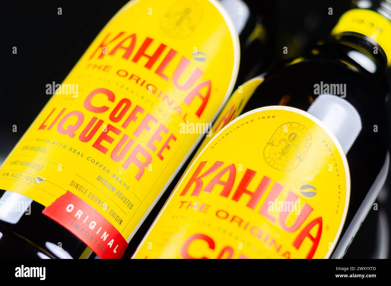 LONDON, Großbritannien - 27. MÄRZ 2024 Kahlua Original Kaffeelikör ist die Hauptzutat in vielen berühmten Cocktails und Getränken wie White Russian, Espresso M Stockfoto
