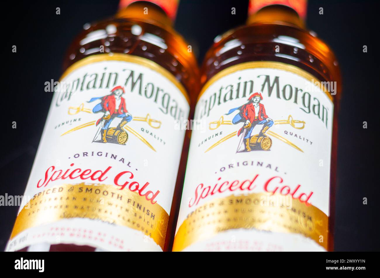 LONDON, Großbritannien - 19. MÄRZ 2024 Captain Morgan Original Spiced Gold, ein legendärer Rum mit Vanille, Karamell, Zimt, Muskatnuss und Nelken, der einen kreiert Stockfoto