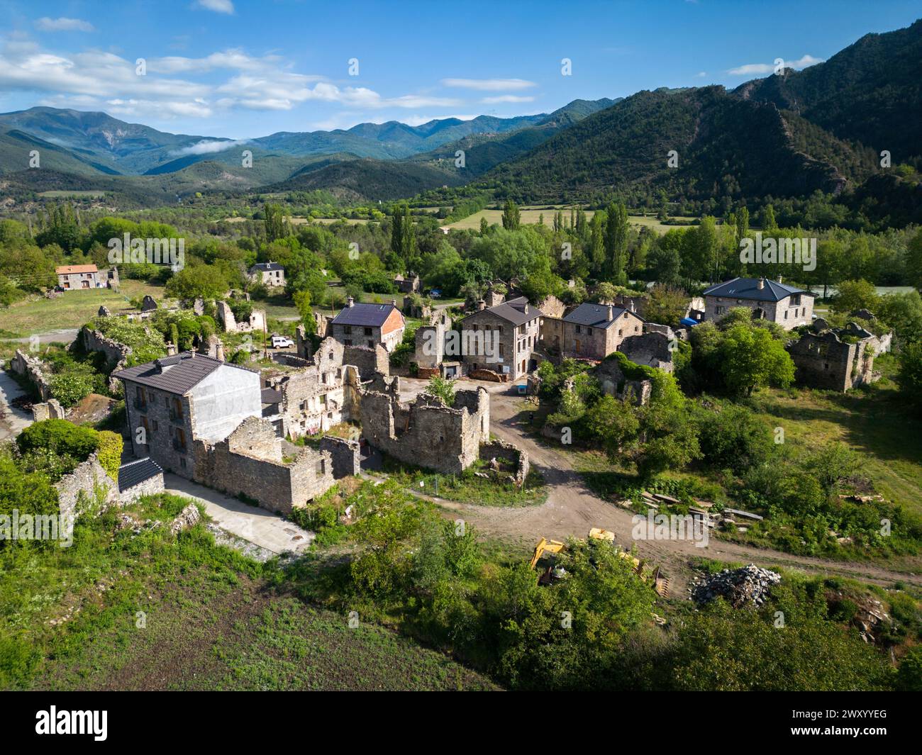 Spanien, Janovas: Luftaufnahme des Dorfes im Wiederaufbau. Alles, was von diesem alten Dorf in den aragonesischen Pyrenäen übrig geblieben ist, waren Ruinen: Die V Stockfoto