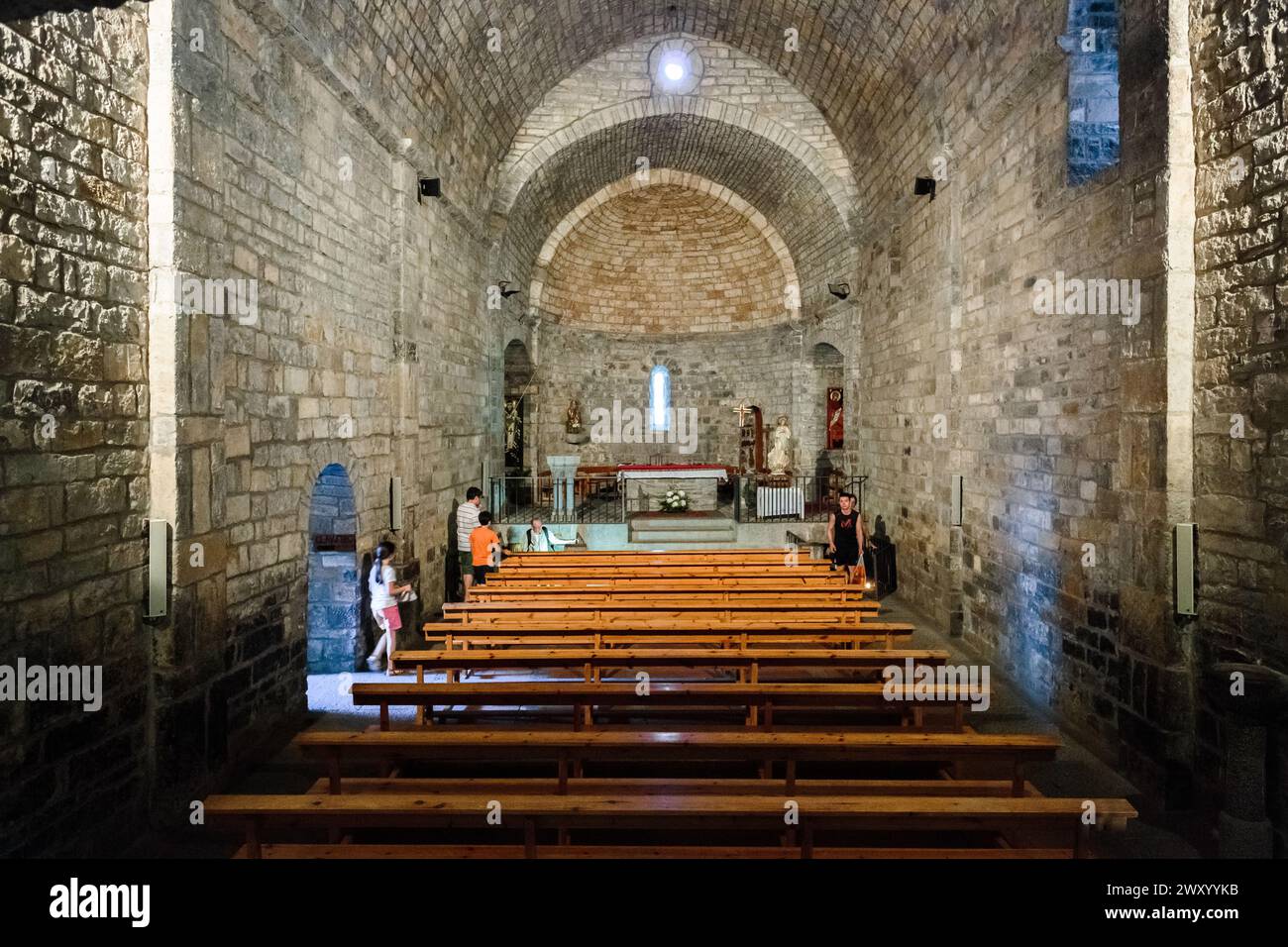 Spanien, Aragon, Ainsa-Sobrarbe: Innenraum der Stiftskirche Santa Maria d’Ainsa (11.-12. Jahrhundert) das Kirchenschiff. Stockfoto