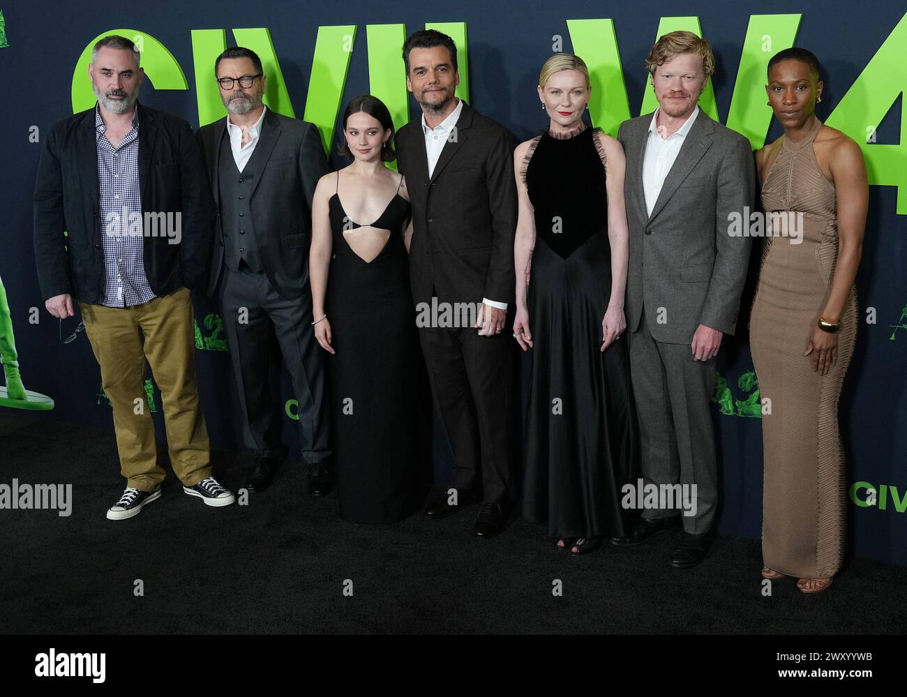 Los Angeles, USA. April 2024. (L-R) CIVIL WAR Cast & Crew - Regisseur Alex Garland, Nick Offerman, Cailee Spaeny, Wagner Moura, Kirsten Dunst, Jesse Plemons und JoJo T. Gibbs anlässlich des BÜRGERKRIEGS der A24 in Los Angeles Premiere im Academy Museum of Motion Pictures in Los Angeles, KALIFORNIEN am Dienstag, den 2. April 2024. (Foto: Sthanlee B. Mirador/SIPA USA) Credit: SIPA USA/Alamy Live News Stockfoto