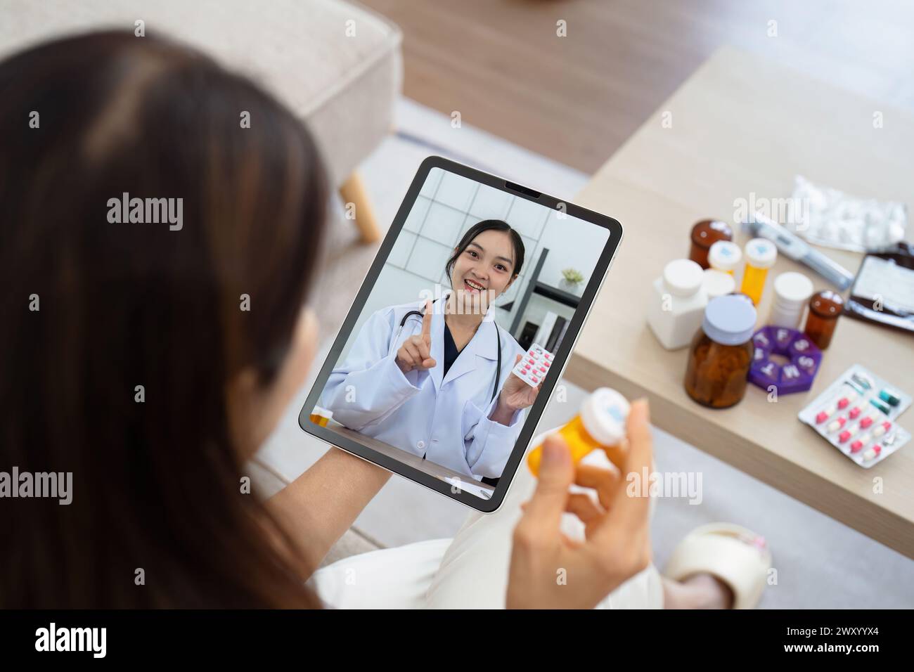 Ältere asiatische Frau Videoanruf mit Arzt auf Tablet, Beratung Gesundheit Fragen und Medikamente online. Arztkonzept der Telemedizin Stockfoto