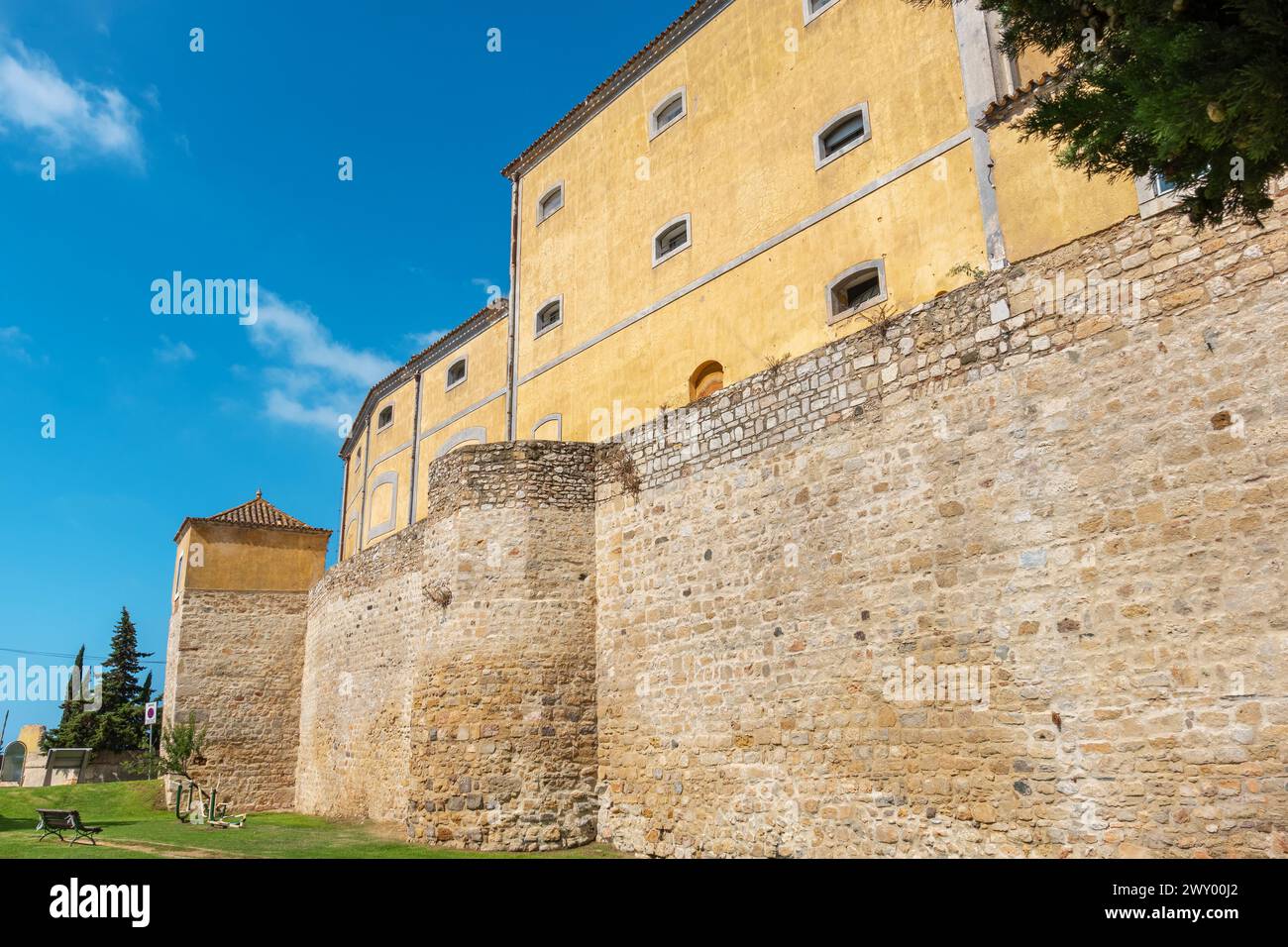 Altes Brauereigebäude hinter der mittelalterlichen Mauer der Altstadt. Faro, Algarve, Portugal Stockfoto