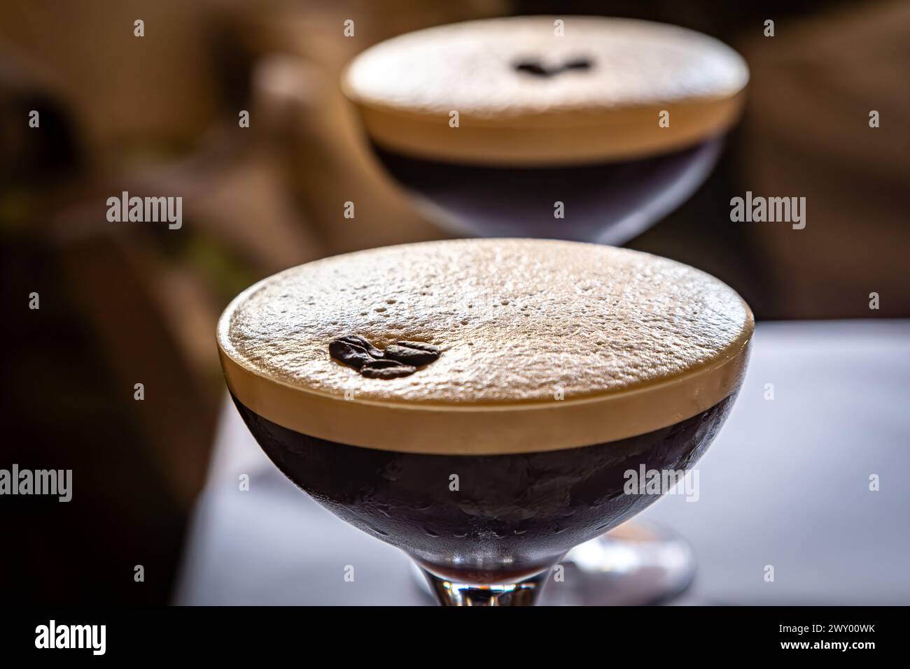 Eine Nahaufnahme von zwei Espresso Martini Drinks mit Fokus auf den Vordergrund Stockfoto