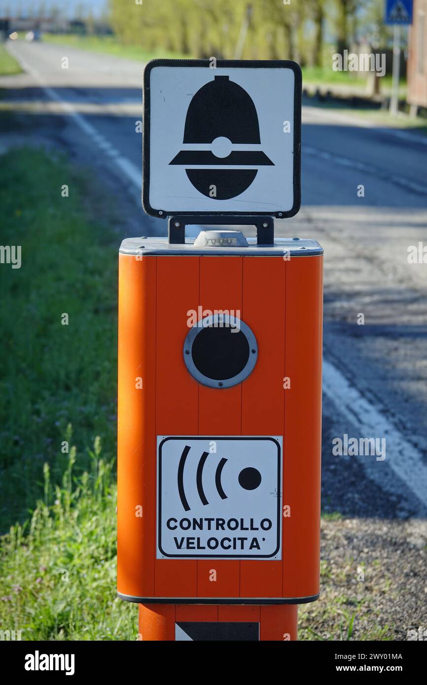 Verkehrsdurchsetzungskamera mit TEXT, der elektronische Geschwindigkeitskontrolle in italienischer Sprache und Symbol der Polizei bedeutet Stockfoto