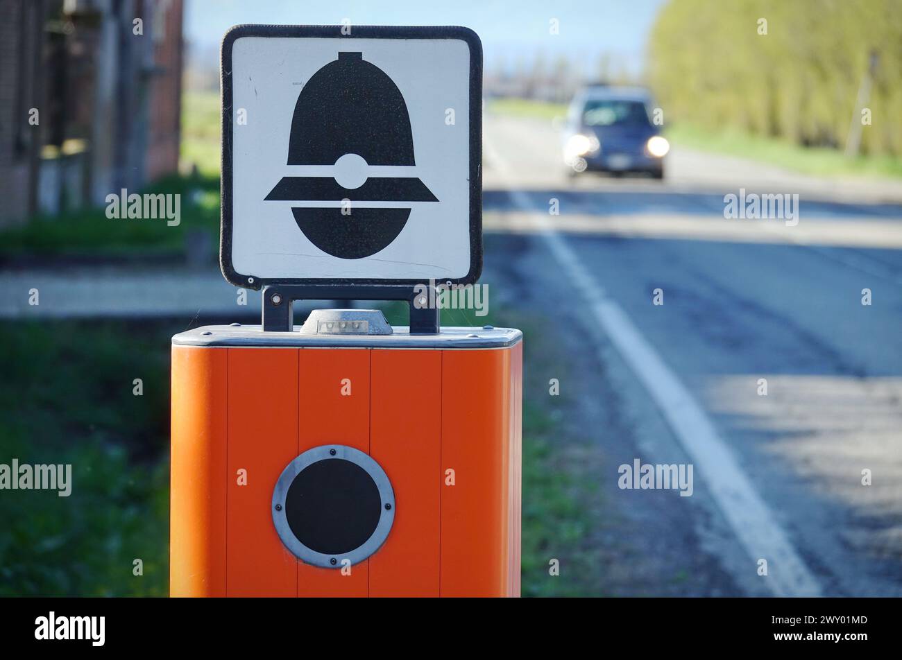 Verkehrsdurchsetzungskamera mit TEXT, der elektronische Geschwindigkeitskontrolle in italienischer Sprache und Symbol der Polizei bedeutet Stockfoto