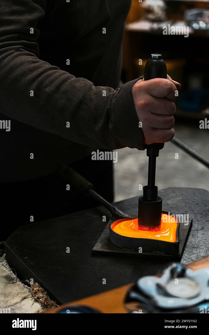 Die Kunst und das alte Handwerk der Glasbläserei, heißes geschmolzenes Glas Stockfoto