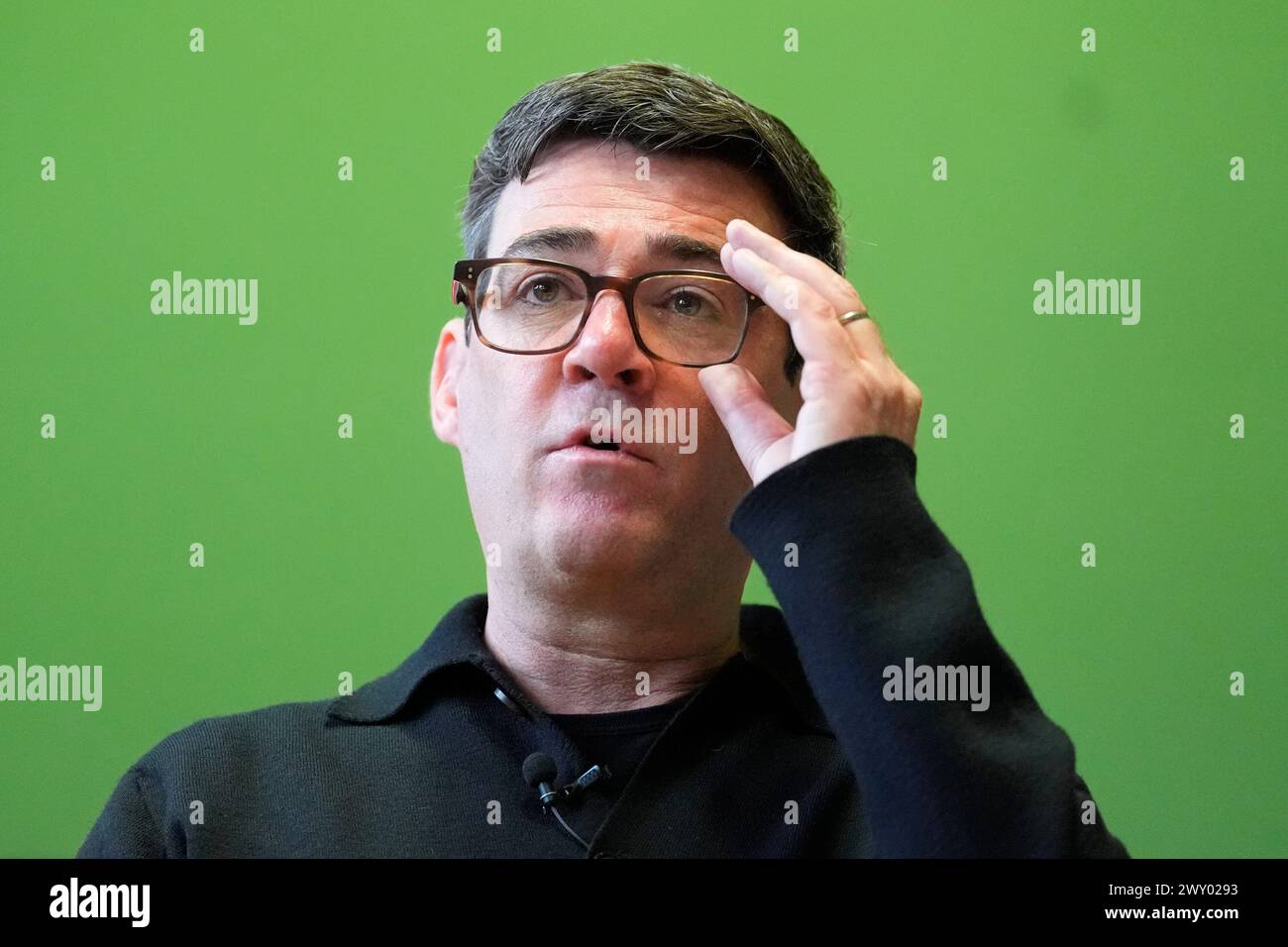 Andy Burnham sprach während seines Wahlkampfes für die Wiederwahl als Bürgermeister der Greater Manchester Combined Authority im Salford Lads Club. Bilddatum: Mittwoch, 3. April 2024. Stockfoto