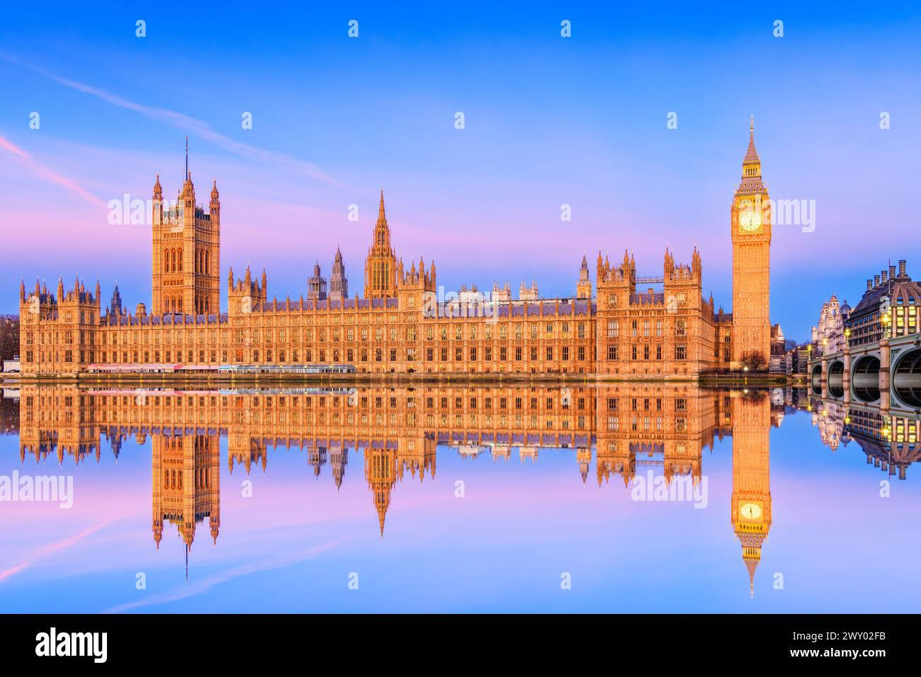 London, England, Großbritannien. Der Palast von Westminster, Big Ben und Westminster Bridge bei Sonnenaufgang. Stockfoto