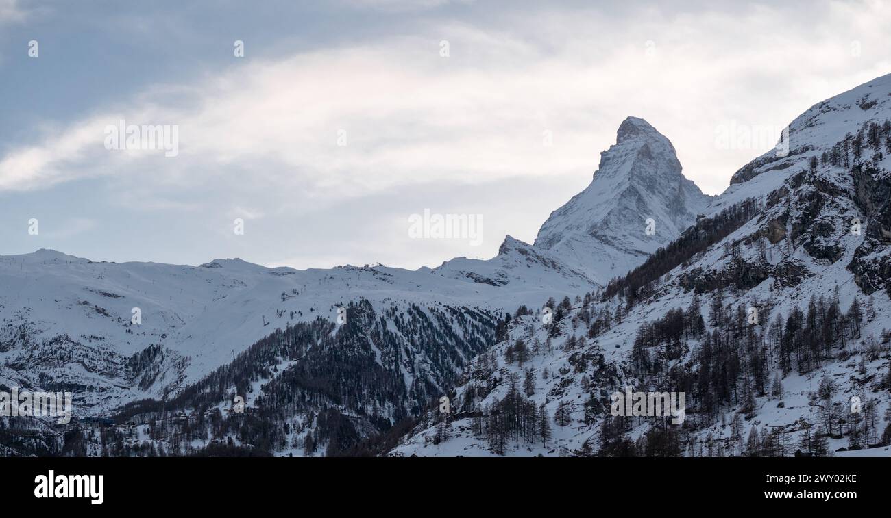 Luftaufnahme von Zermatt, Schweiz, zeigt Chalets und Hotels mit Schneedächern. Stockfoto