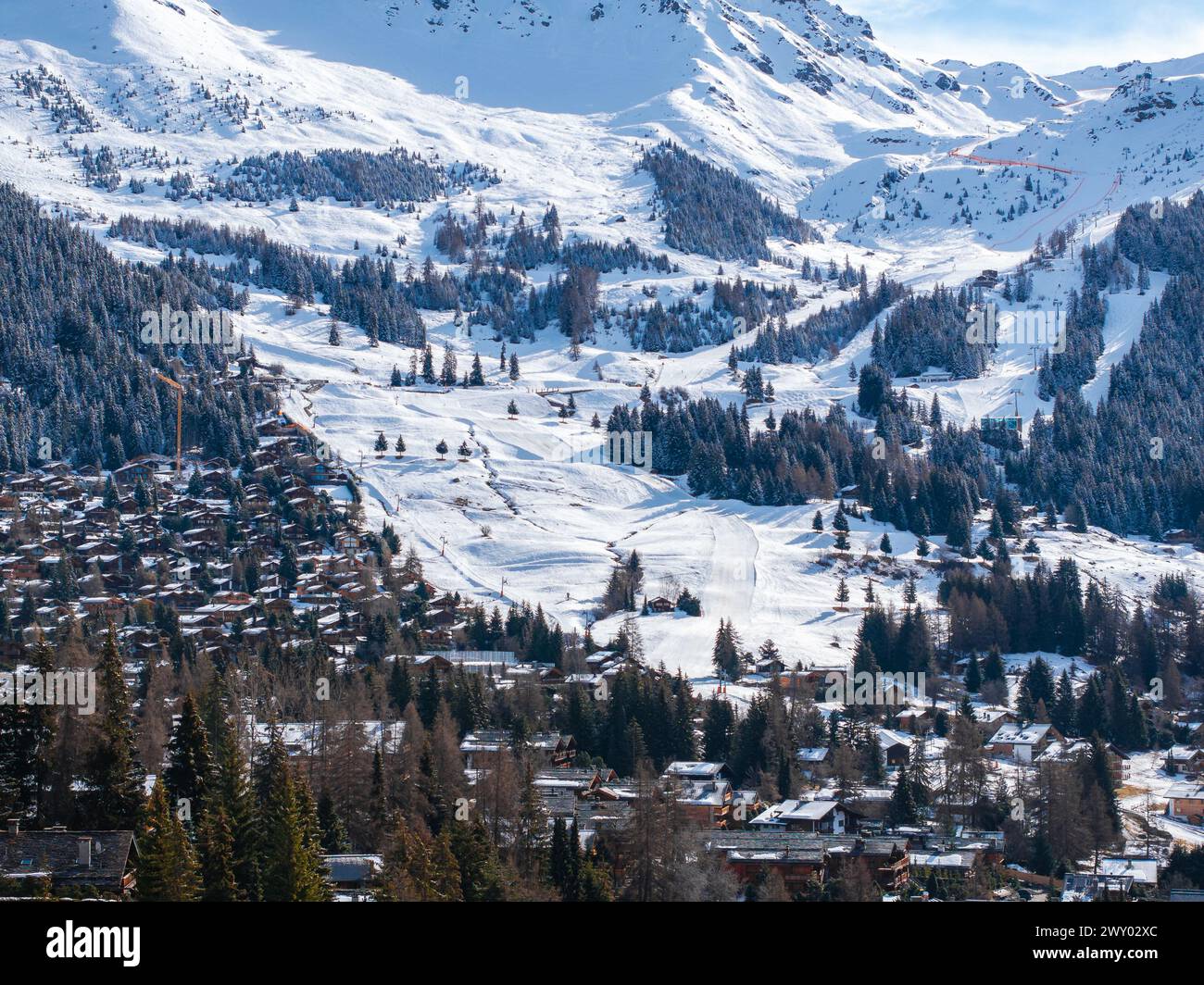 Panoramablick auf das Skigebiet Verbier in der Schweiz. Stockfoto