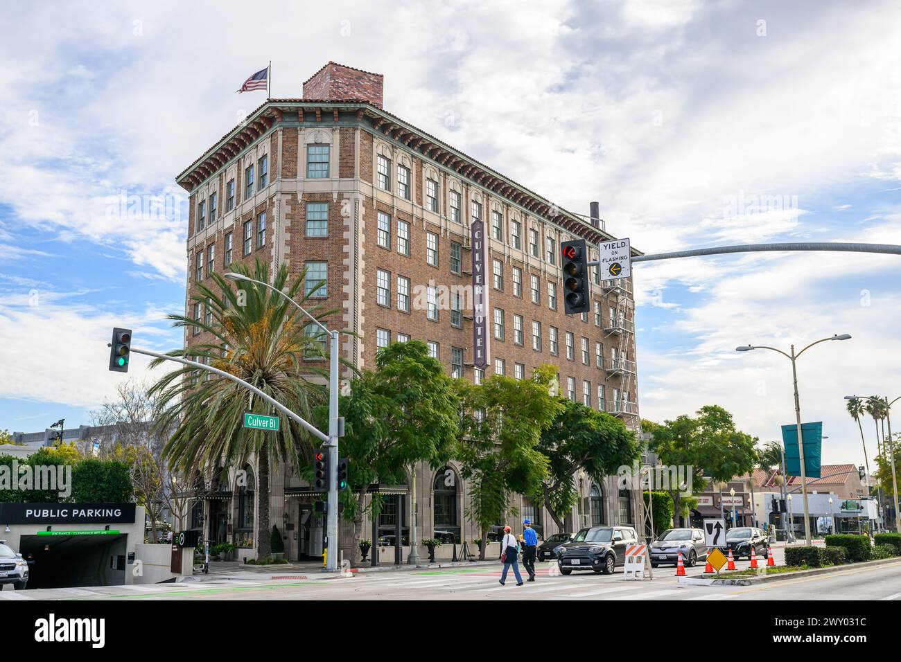 Eine geschäftige urbane Straßenszene mit Autos und Fußgängern in Culver City, USA Stockfoto