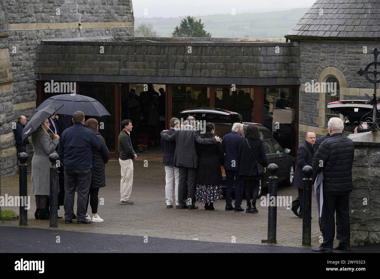 Die Särge von Una Bowden und ihren Töchtern Ciara und Saoirse, die letzten Monat bei einem Verkehrsunfall in Castlegar außerhalb von Claremorris getötet wurden, kommen in der St. Eunan's Church in Raphoe zu ihrer Trauermesse an. Bilddatum: Mittwoch, 3. April 2024. Stockfoto