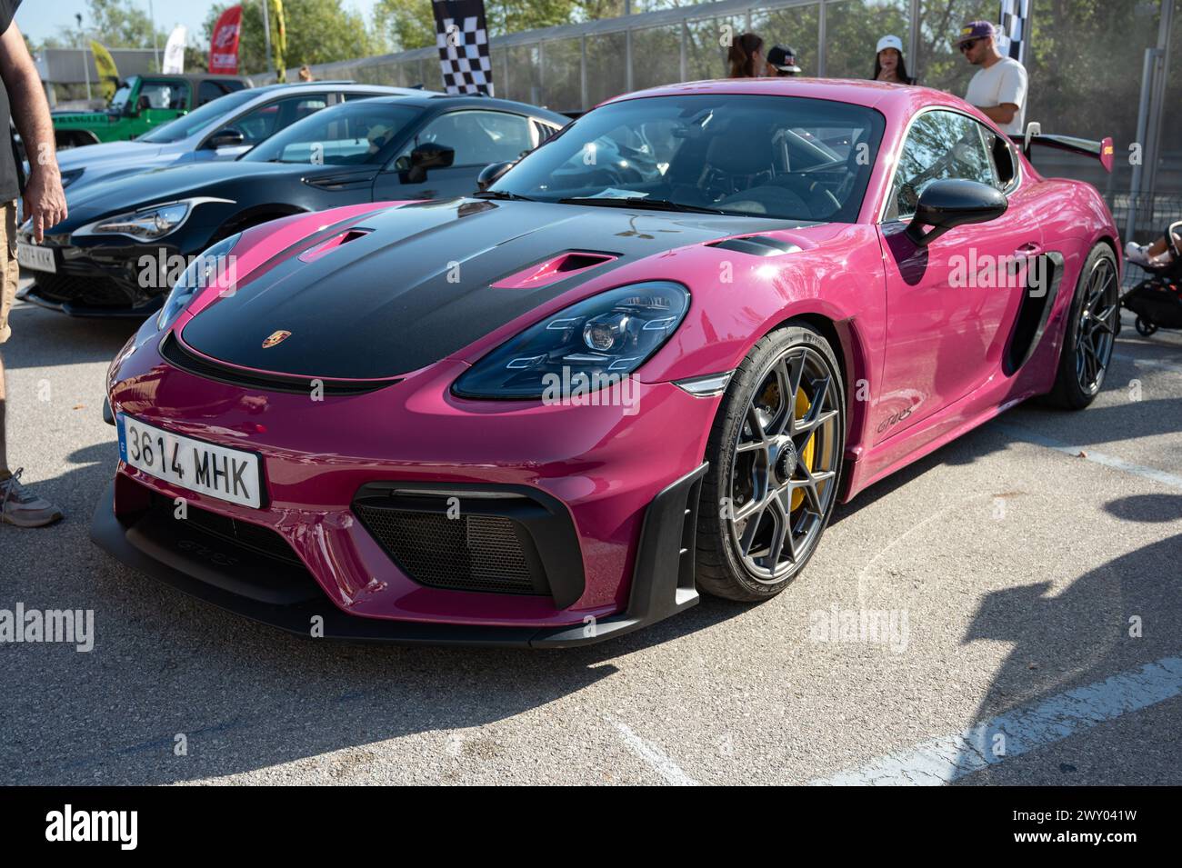 Vorderansicht eines deutschen Sportwagens, des pinkfarbenen Porsche 718 Cayman GT4 RS mit schwarzer Kohlefaser-Motorhaube. Bei einer Autobesprechung Stockfoto