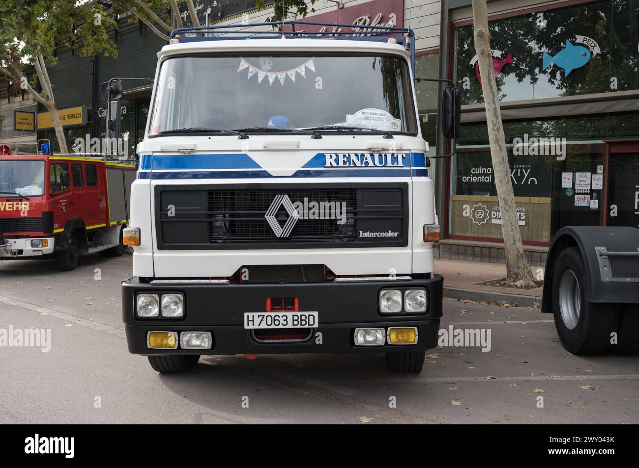 Vorderansicht eines alten weißen Renault D230-20 zweiachsigen langen Lkw, der auf der Straße geparkt ist Stockfoto