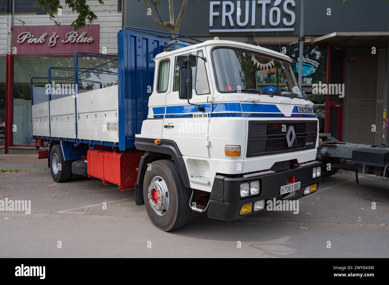 Vorderansicht eines alten weißen Renault D230-20 zweiachsigen langen Lkw, der auf der Straße geparkt ist Stockfoto
