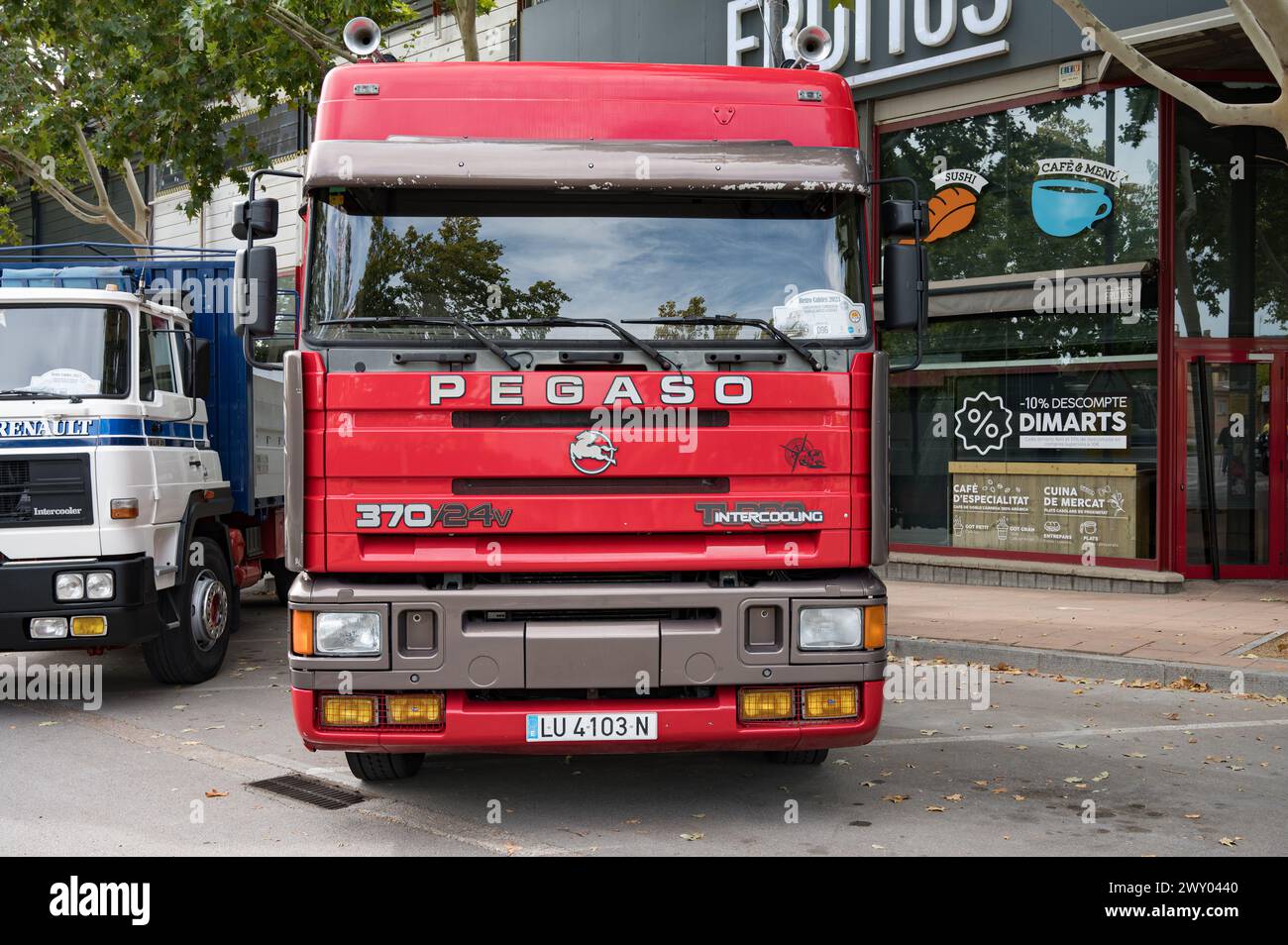 Vorderansicht eines alten roten Traktorhubwagens, Pegaso Troner 370 24V 1237 40 TR Turbo Ladeluftkühler, der auf der Straße geparkt ist Stockfoto