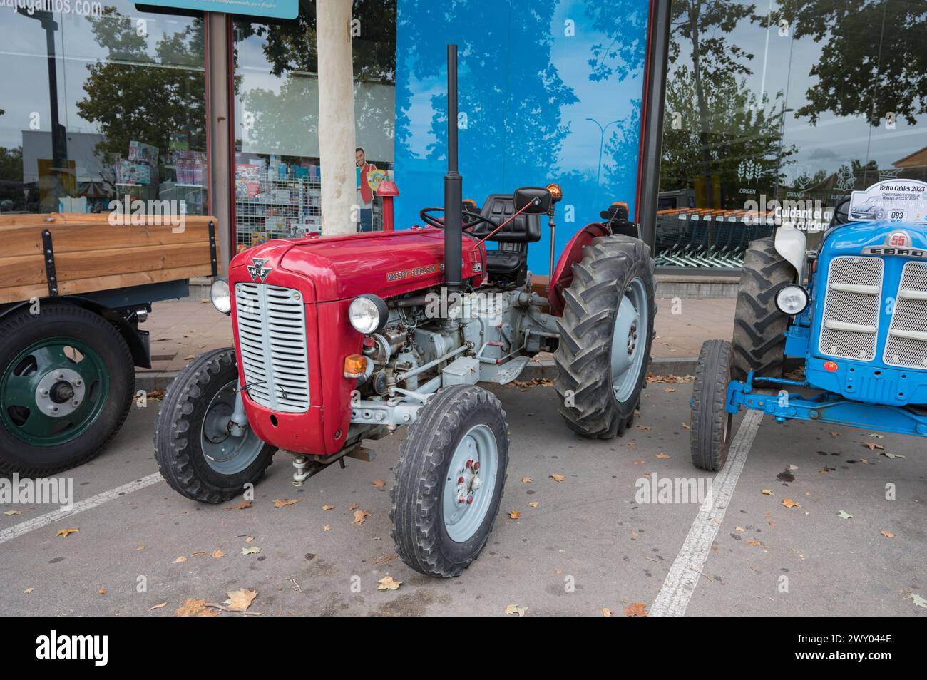 Vorderansicht eines alten roten Traktors, der auf der Straße geparkt ist. Es handelt sich um einen Massey Ferguson Modell 35 Stockfoto