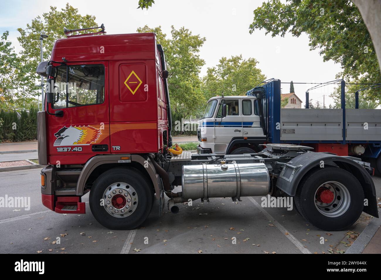 Seitenansicht eines alten roten Traktorhubwagens, Pegaso Troner 370 24V 1237 40 TR Turbo Ladeluftkühler, auf der Straße geparkt Stockfoto