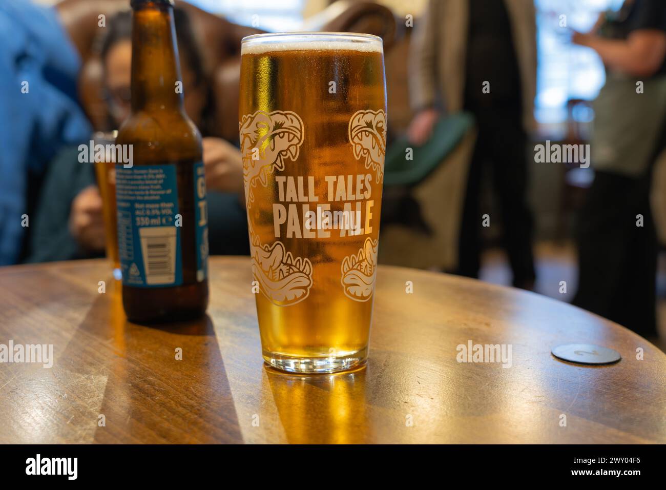 Ein Tall Tales Pale Ale in einem Glas auf einem Tisch in einem Pub. Tall Tales gehört der Butcombe Brewery, die schließlich der Liberation Group gehört. England Stockfoto