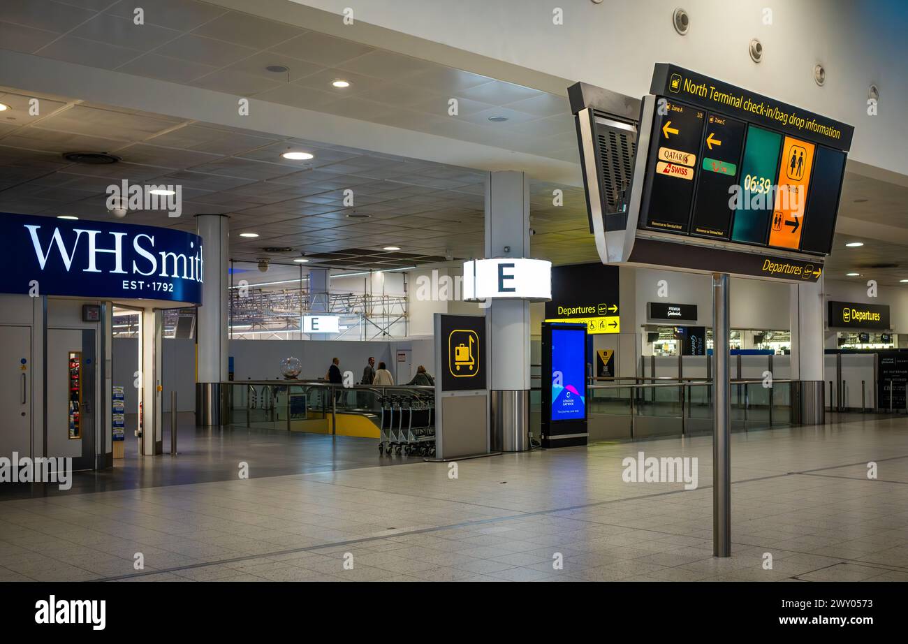 Check-in-Informationsschild bei Abfahrten im North Terminal, Gatwick Airport, London, Großbritannien. Stockfoto