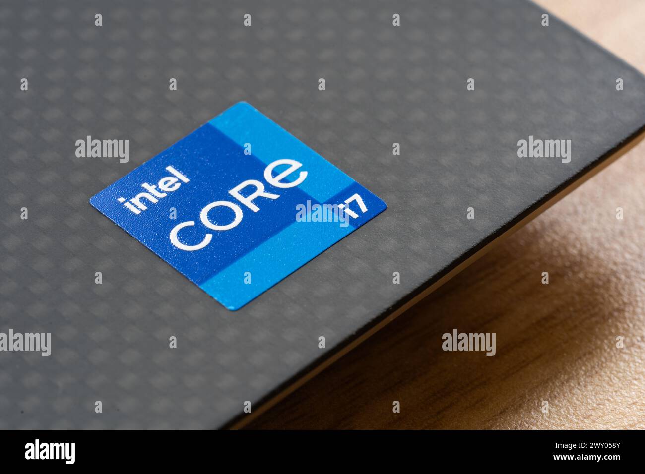 Intel Core i7-Label auf einem Notebook. Intel Core i7 sind Computerprozessoren mit Hochleistungskernen und Multithreading für High-End-PCs. UK Stockfoto