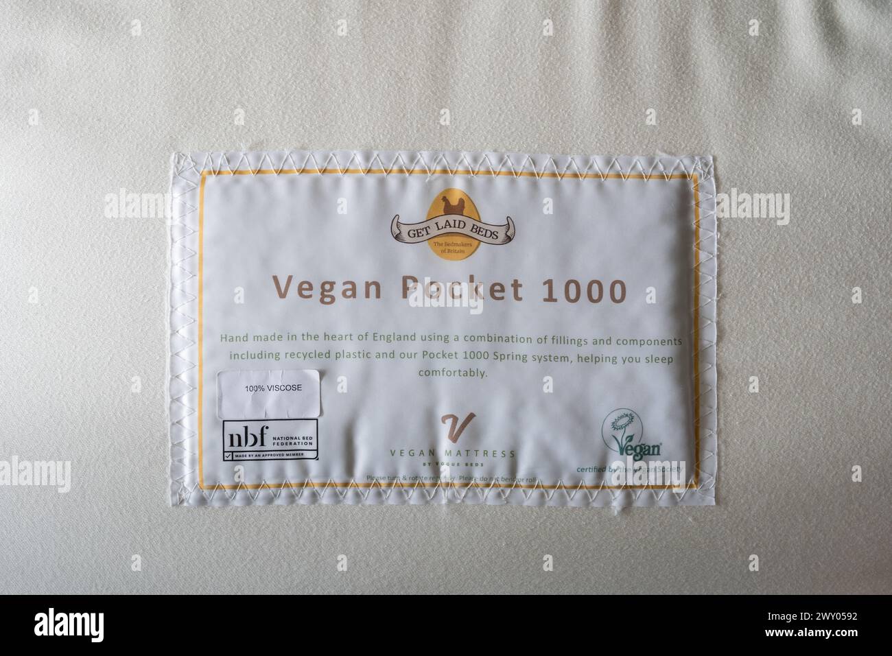Get Lay Beds Taschenfederkernmatratze mit einem Label, das sie von der UK Vegan Society als vegan zertifiziert. Konzept: Veganismus, vegane Produkte, vegane Produkte Stockfoto
