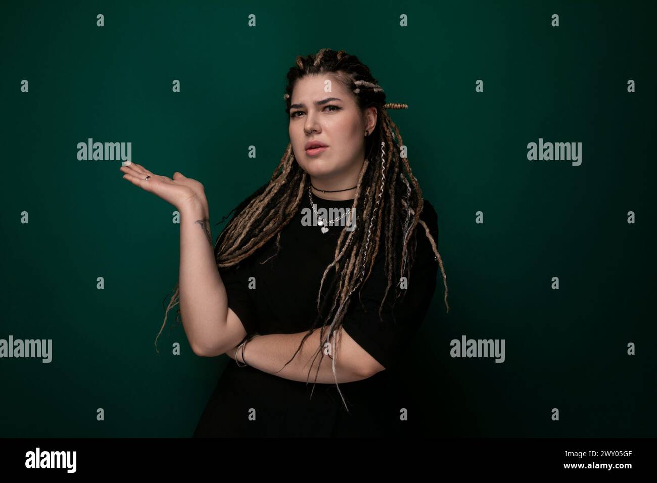 Frau mit Dreadlocks vor grünem Hintergrund Stockfoto