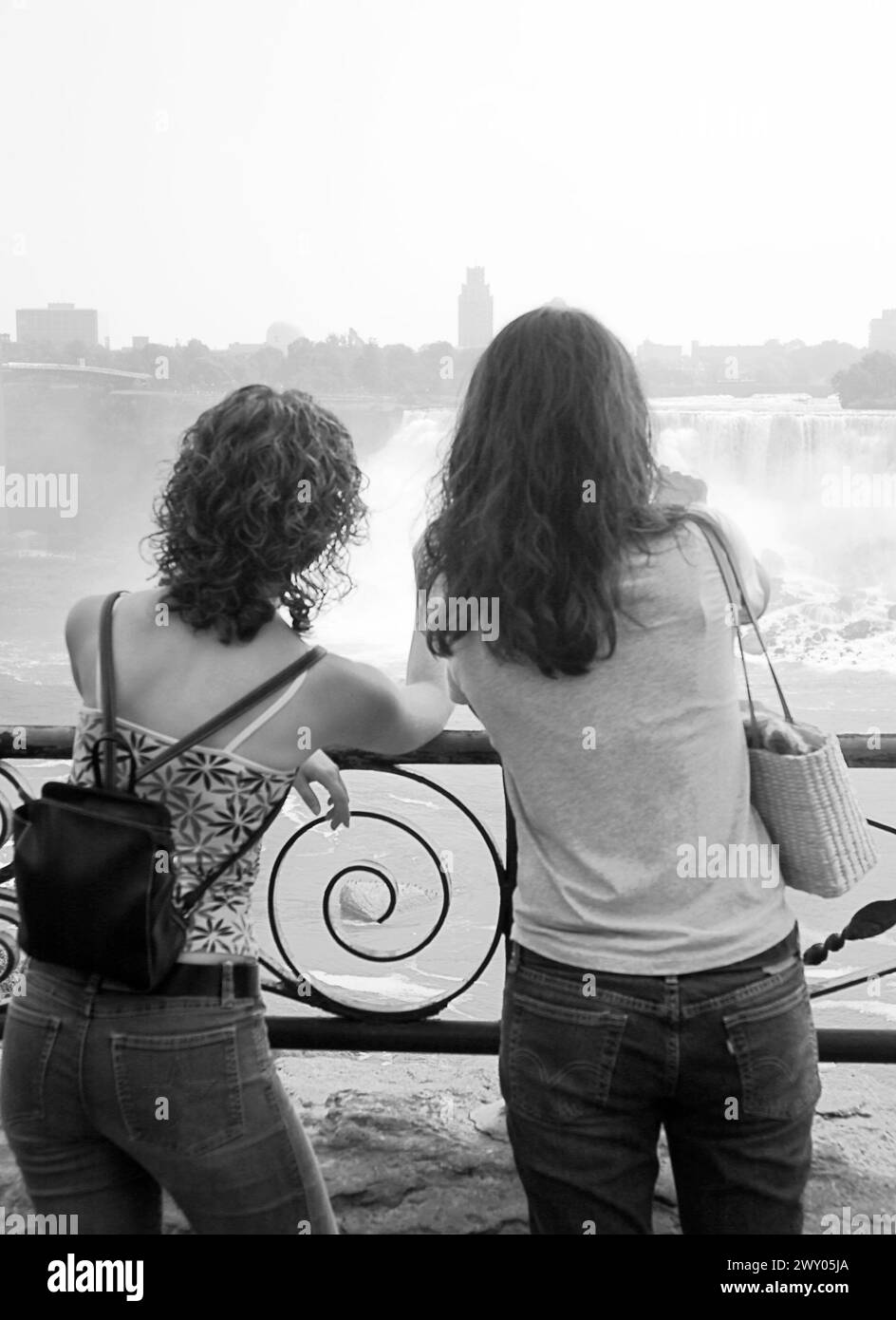 Zwei Mädchen sehen Niagra Falls Kanada Stockfoto