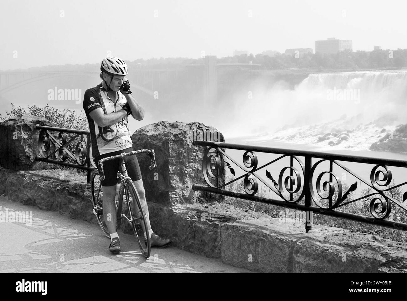 Biker-Gespräche über Handy bei Niagara Falls, Kanada Stockfoto