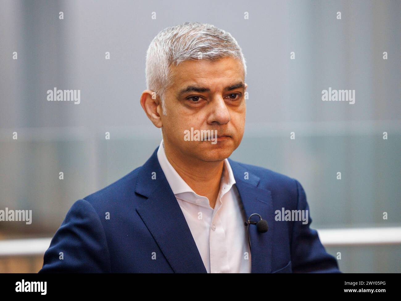 London, Großbritannien. April 2024. Der Londoner Bürgermeister Sadiq Khan besucht zusammen mit der Schattenkanzlerin Rachel Reeves das Francis Crick Institute. Sadiq Khan kandidiert für eine dritte Amtszeit bei den Bürgermeisterwahlen am 2. Mai. Er hat versprochen, bis 2028 150.000 hochwertige gut bezahlte Arbeitsplätze in seiner Wiederwahl zu schaffen. Quelle: Karl Black/Alamy Live News Stockfoto